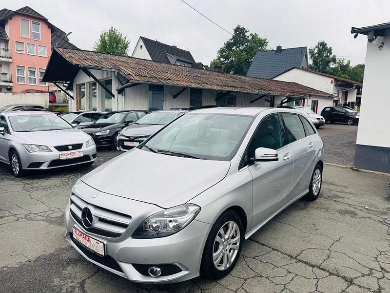Silber Gebraucht 2013 Mercedes B200 Van / Kleinbus | 14.890 € (Fairer Preis) - Bild 1/4