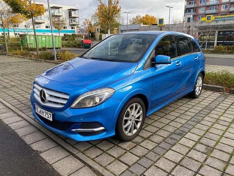 Blau Gebraucht 2014 Mercedes B200 Van / Kleinbus | 7.200 € (Fairer Preis) - Bild 1/4