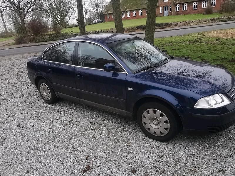 Second-hand VW Passat 131 CP (96 kW) 2001 Albastru Berlinǎ
