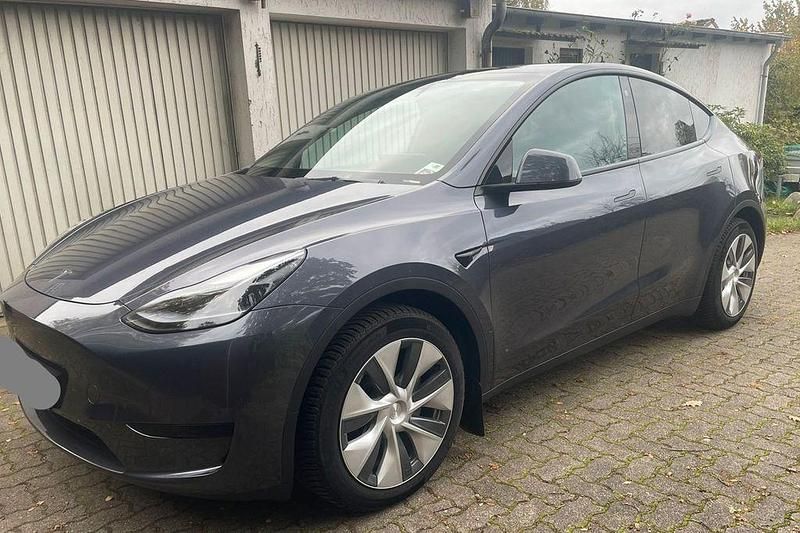 Grau Gebraucht 2023 Tesla Model Y RWD SUV | 37.800 € (Etwas zu teuer) - Bild 1/4