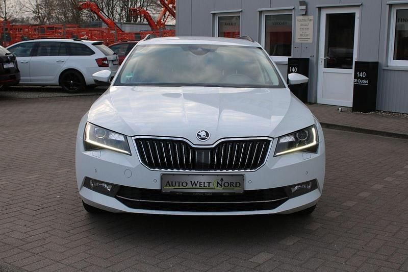 Gebraucht Skoda Superb Ambition 150 PS (110 kW) 2016 Weiß Kombi