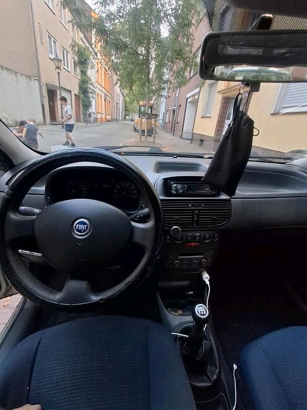 Gebraucht Fiat Punto 95 PS (69 kW) 2004 Silber Kleinwagen