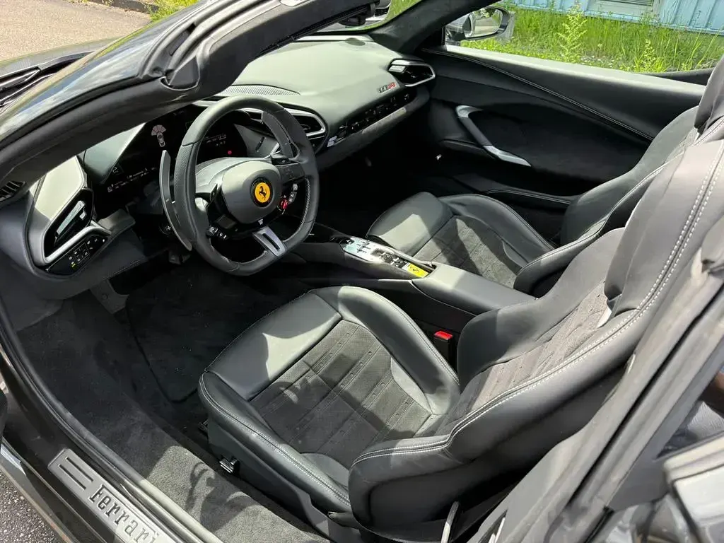 Gebraucht Ferrari 296 829 PS (609 kW) 2024 Grau Cabrio