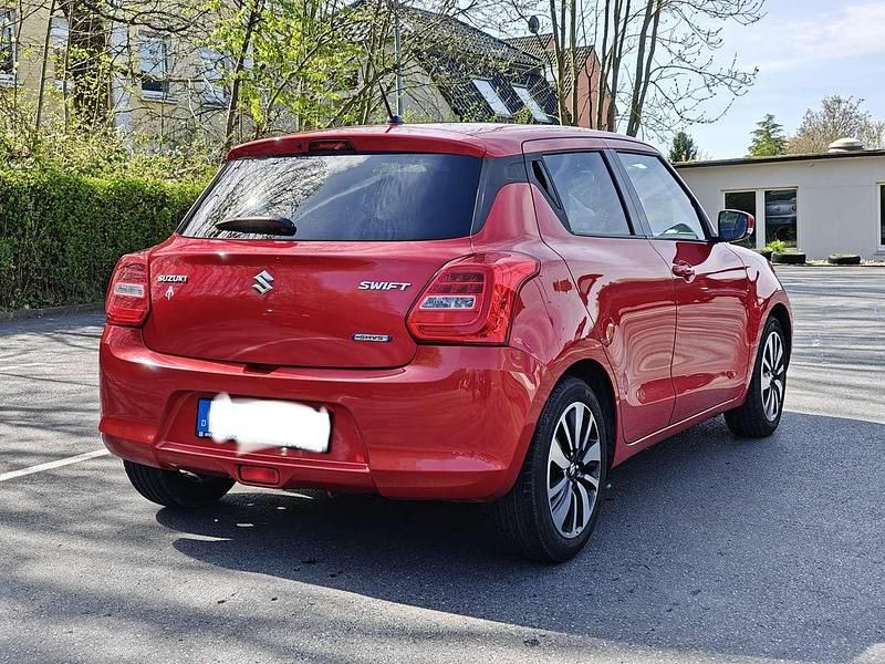 Usado Suzuki Swift Comfort 111 CV (81 kW) 2017 Rojo Utilitario