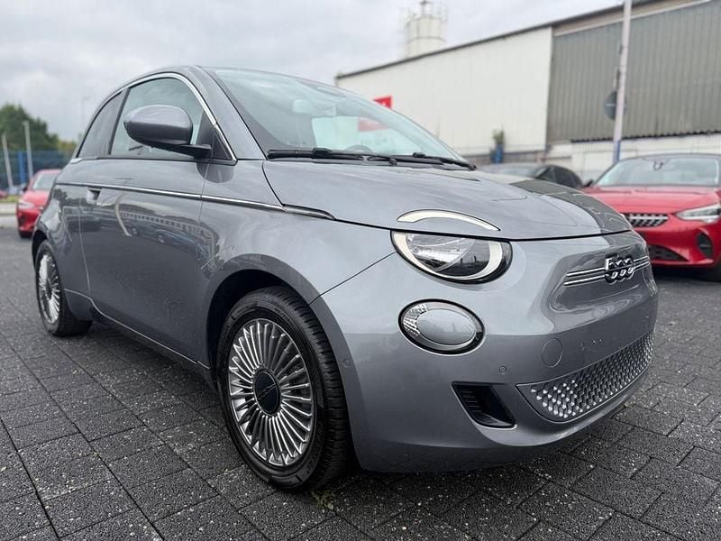 Grau Gebraucht 2023 Fiat 500e Style Limousine | 17.410 € (Superpreis) - Bild 1/4