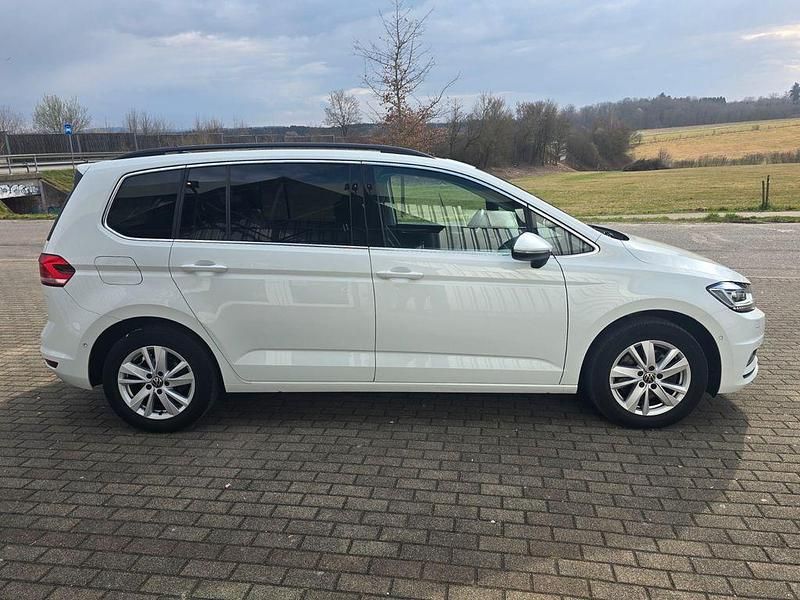 Gebraucht VW Touran 122 PS (89 kW) 2022 Weiß Van / Kleinbus