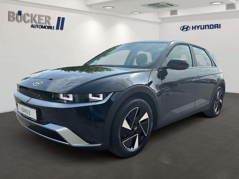 Black metallic Neu 2025 Hyundai Ioniq 5 Dynamiq SUV | 44.880 € (Superpreis) - Bild 1/4