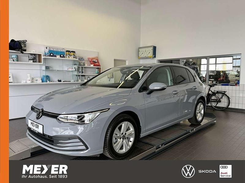 Mondsteingrau Gebraucht 2024 VW Golf VIII Life Limousine | 22.990 € (Fairer Preis) - Bild 1/4