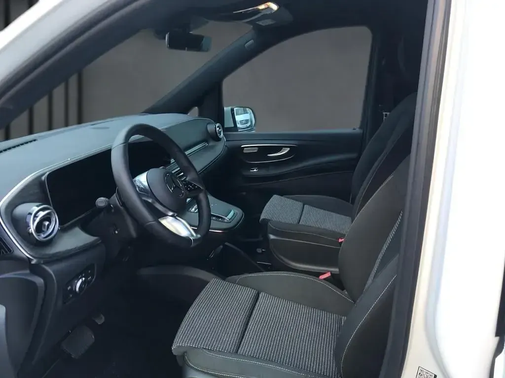 Gebraucht Mercedes EQV300 150 kW (204 PS) 2024 Weiß Van / Kleinbus