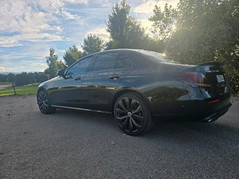 Schwarz Gebraucht 2020 Mercedes E220 Limousine | 27.000 € (Superpreis) - Bild 1/4