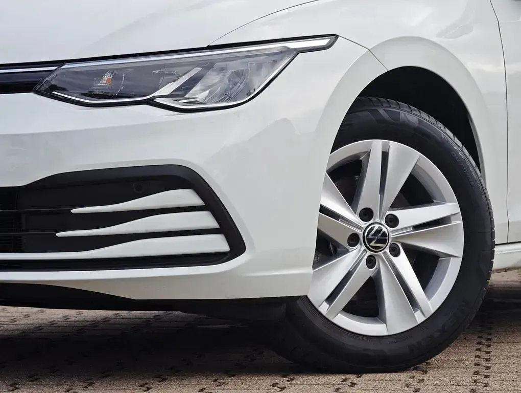 Gebraucht VW Golf VIII Life 110 PS (80 kW) 2023 Pure white Limousine