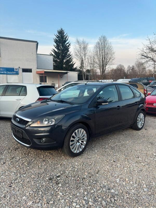 Grau Gebraucht 2009 Ford Focus Titanium Limousine | 2.390 € (Fairer Preis) - Bild 1/4