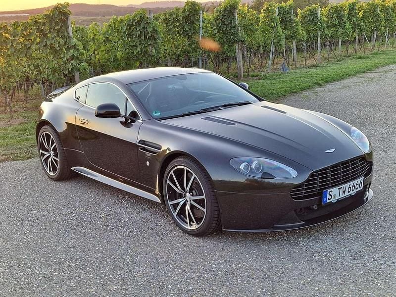Grau Gebraucht 2014 Aston Martin V8 Vantage Coupé | 79.000 € - Bild 1/4