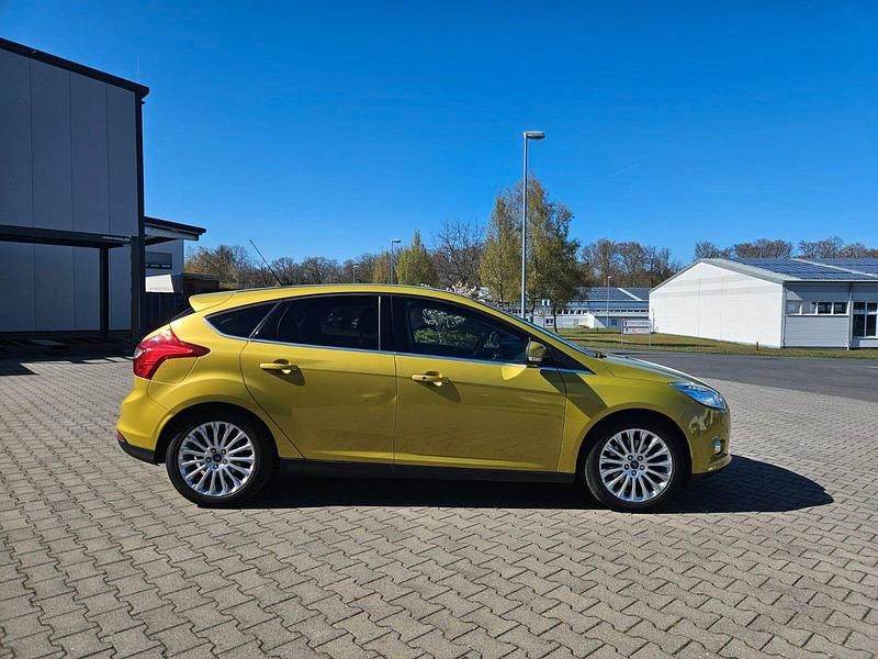 Używany Ford Focus Titanium 150 KM (110 kW) 2011 Żółty Sedan/Limuzyna