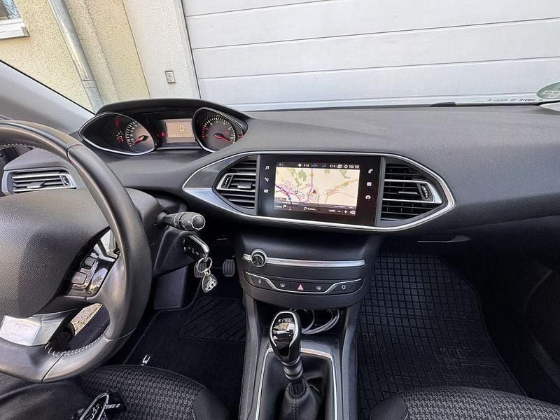 Gebraucht Peugeot 308 Active 131 PS (96 kW) 2020 Grau Limousine