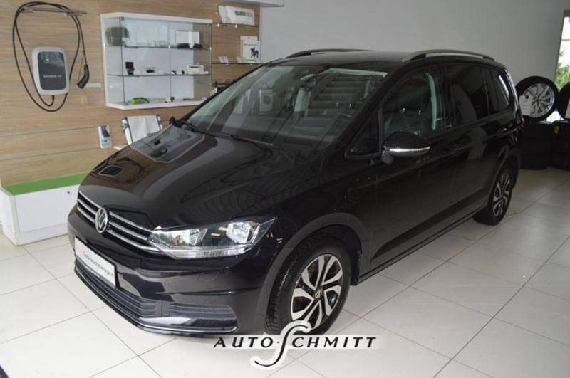Gebraucht VW Touran Active 150 PS (110 kW) 2022 Schwarz Van / Kleinbus