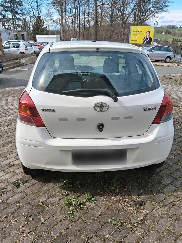Gebraucht Toyota Yaris 70 PS (51 kW) 2010 Weiß Kleinwagen
