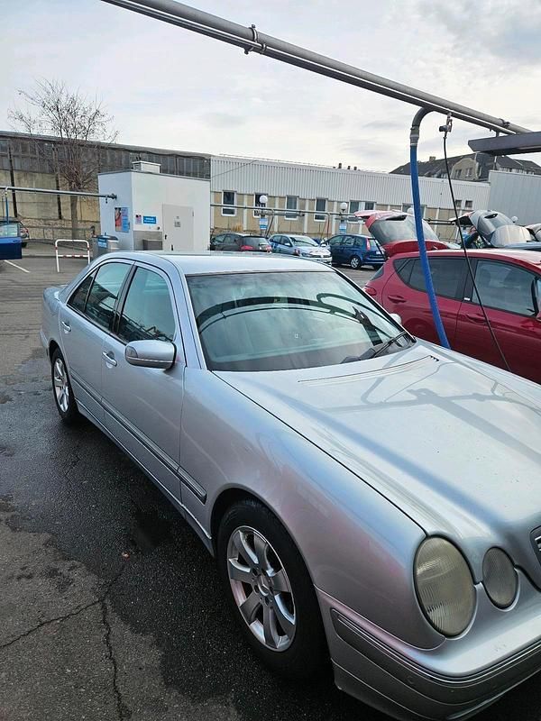 Gebraucht Mercedes E220 150 PS (110 kW) 2000 Silber Limousine