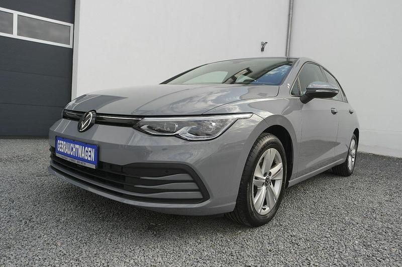 Grau Gebraucht 2023 VW Golf VIII IQ Drive Limousine | 21.900 € (Etwas zu teuer) - Bild 1/4