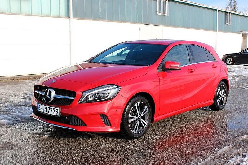Rot Gebraucht 2017 Mercedes A200 Urban Limousine | 14.800 € (Fairer Preis) - Bild 1/4