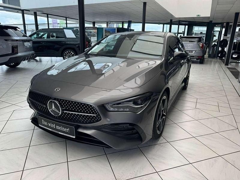 Mountaingrau met. Gebraucht 2024 Mercedes CLA200 AMG Line Premium Kombi | 37.980 € (Teuer) - Bild 1/4