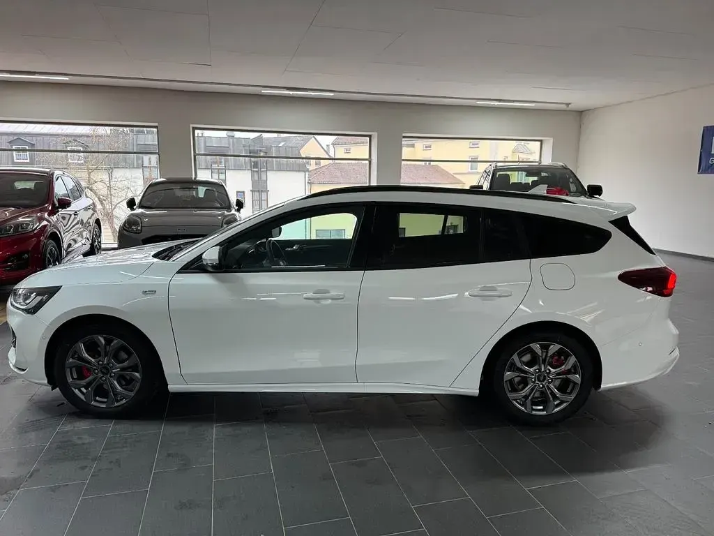 Używany Ford Focus ST-Line 125 KM (91 kW) 2025 Biały Sedan/Limuzyna