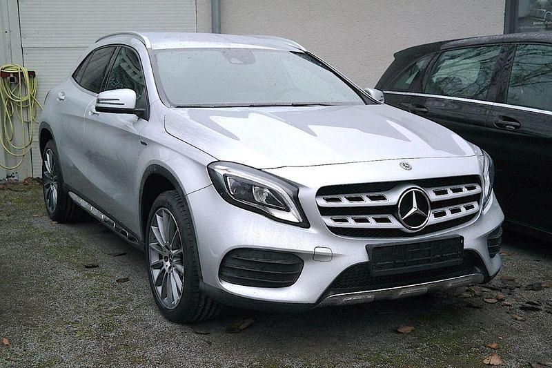 Silber Gebraucht 2019 Mercedes GLA200 Edition SUV | 22.900 € (Guter Preis) - Bild 1/4