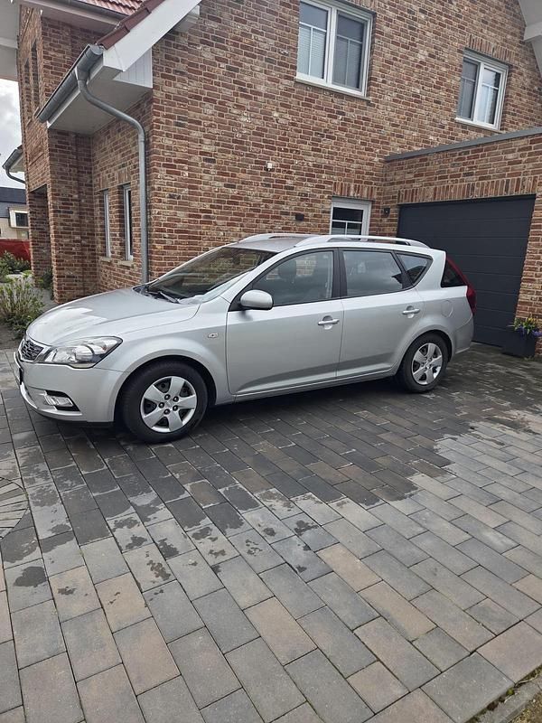 Gebraucht Kia Ceed 90 PS (66 kW) 2011 Silber Kleinwagen