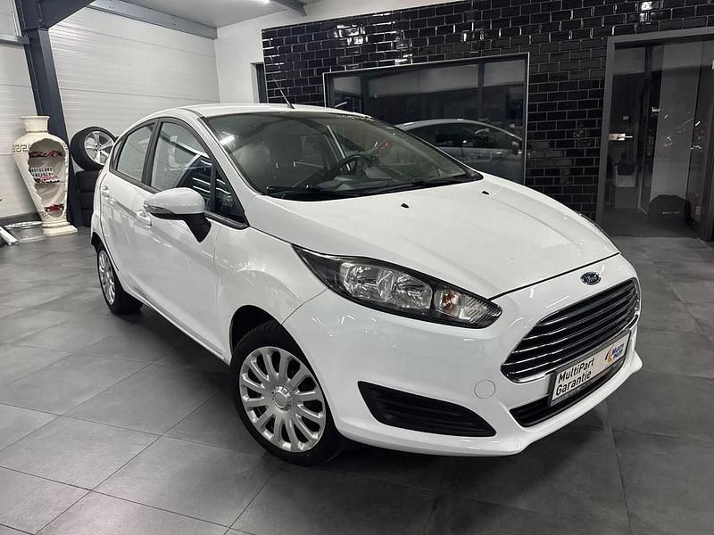 Weiß Gebraucht 2015 Ford Fiesta Trend Kleinwagen | 7.999 € (Fairer Preis) - Bild 1/4