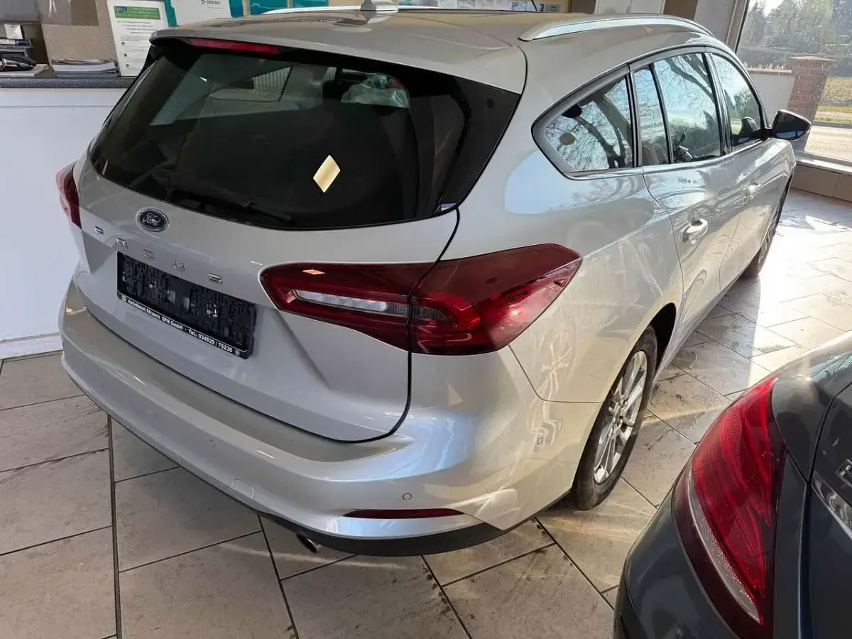 Gebraucht Ford Focus Titanium 120 PS (88 kW) 2022 Silber Limousine