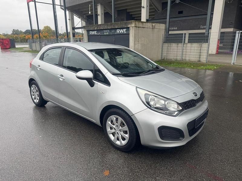 Bright silver Gebraucht 2012 Kia Rio Edition 7 Limousine | 4.490 € (Fairer Preis) - Bild 1/4