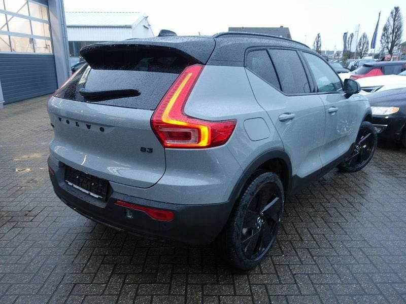 Neu Volvo XC40 Plus 163 PS (119 kW) 2026 Grau SUV