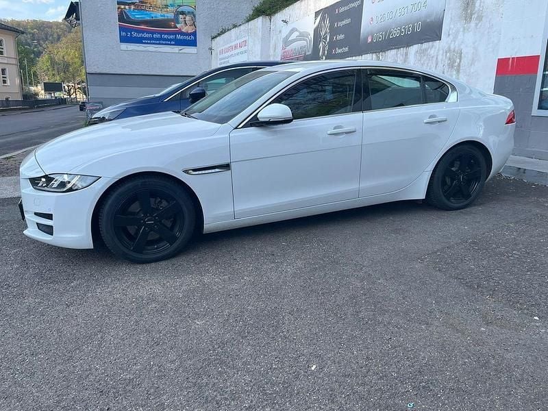 Gebraucht Jaguar XE Prestige 163 PS (119 kW) 2015 Weiß Limousine