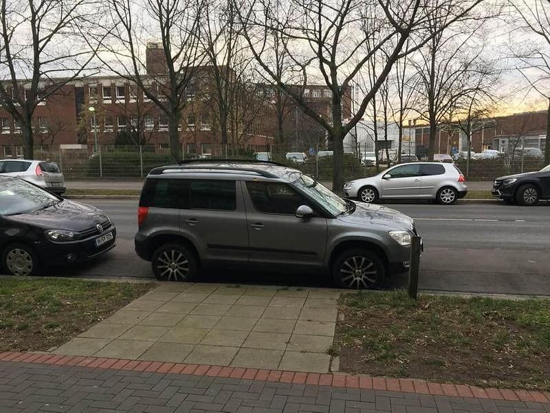 Gebraucht Skoda Yeti Family 110 PS (80 kW) 2012 Grau SUV