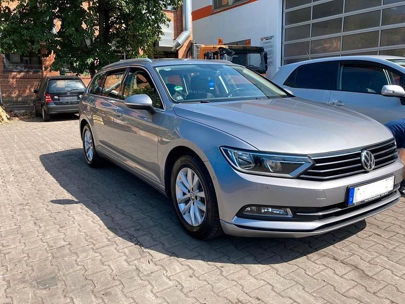Grau Gebraucht 2019 VW Passat Comfortline Kombi | 15.800 € (Fairer Preis) - Bild 1/4