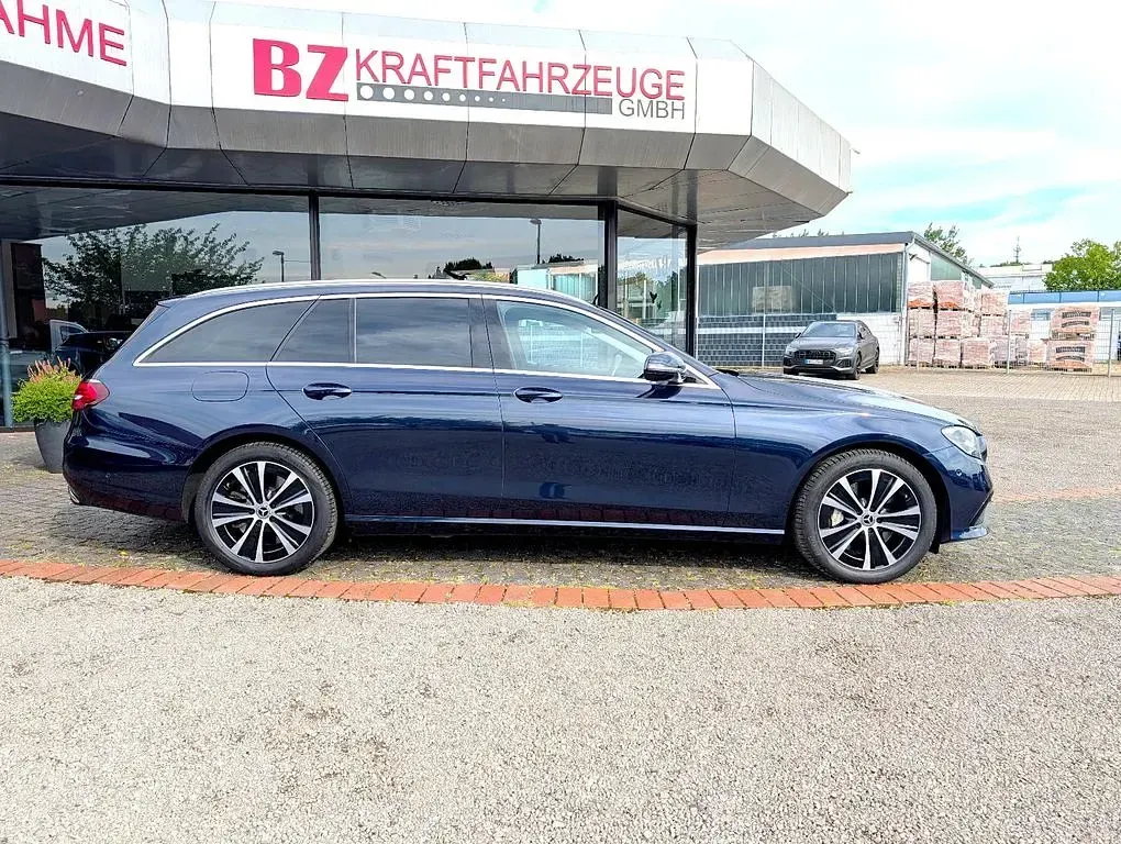Gebraucht Mercedes E300 Avantgarde 306 PS (225 kW) 2022 Blau Kombi