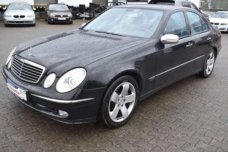 Obsidianschwarz metalliclack Gebraucht 2004 Mercedes E400 Avantgarde Limousine | 10.900 € - Bild 1/4