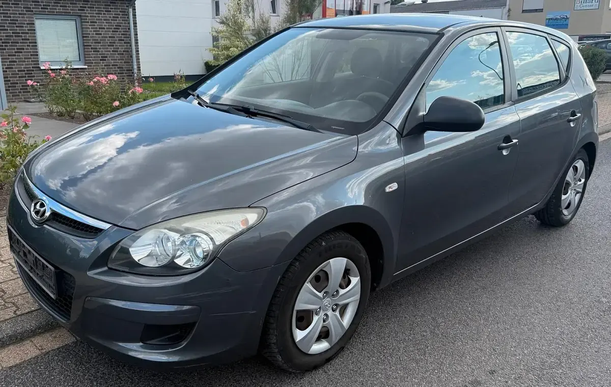 Gebraucht Hyundai i30 109 PS (80 kW) 2010 Grau Limousine