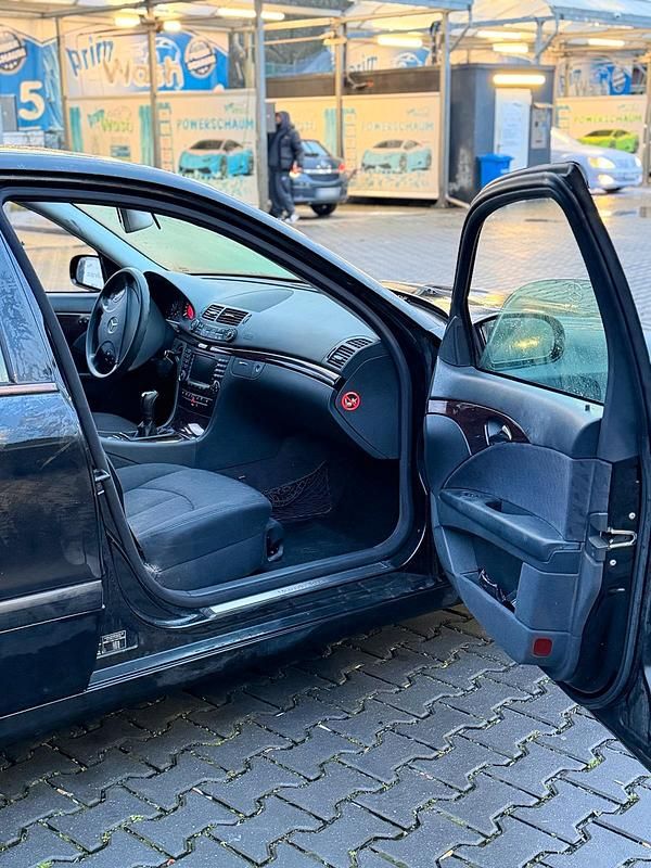 Gebraucht Mercedes E240 177 PS (130 kW) 2005 Schwarz Limousine