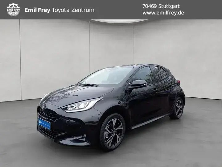 Mysticschwarz mica Neu 2025 Toyota Yaris Hybrid Comfort Limousine | 24.490 € (Fairer Preis) - Bild 1/4