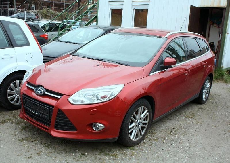 Gebraucht Ford Focus Titanium 125 PS (91 kW) 2012 Rot Limousine