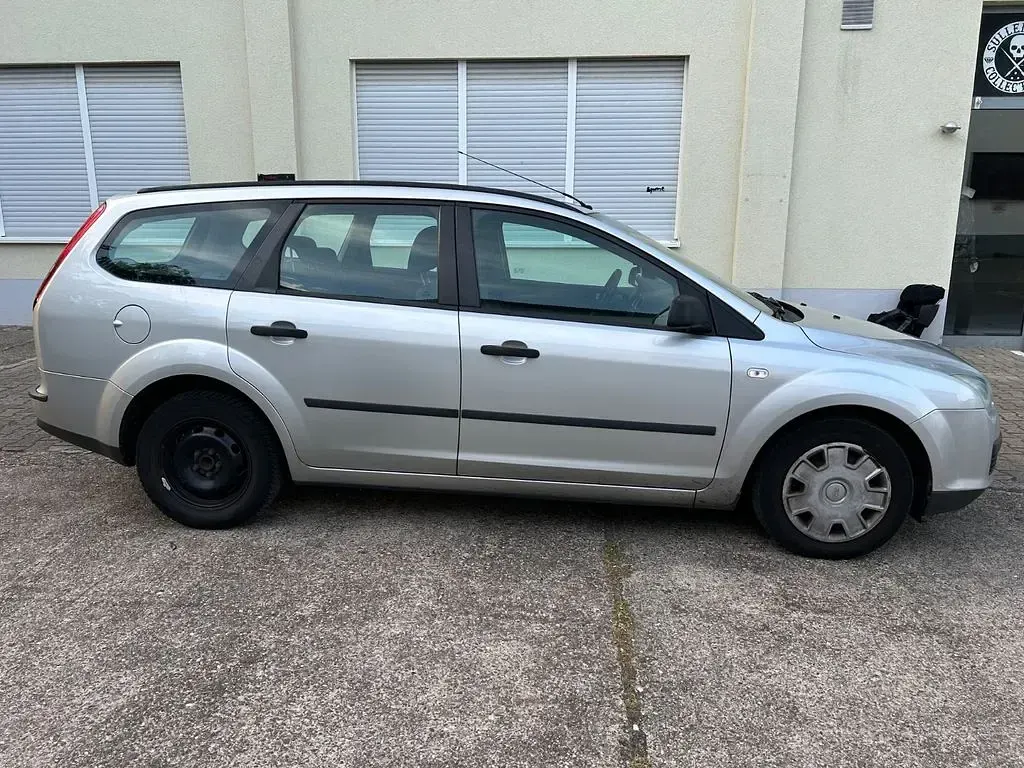 Gebraucht Ford Focus Ambiente 109 PS (80 kW) 2006 Silber Limousine