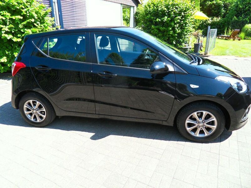 Schwarz Gebraucht 2015 Hyundai i10 Kleinwagen | 10.500 € (Etwas zu teuer) - Bild 1/4