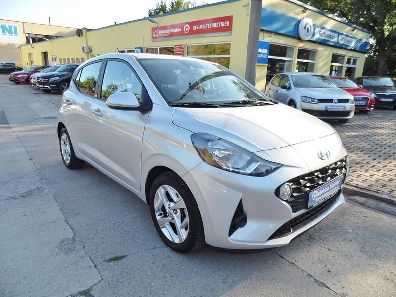 Silber Gebraucht 2021 Hyundai i10 Trend Kleinwagen | 13.400 € (Fairer Preis) - Bild 1/4