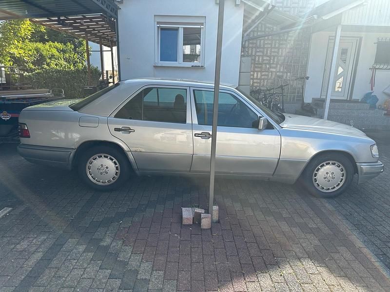 Gebraucht Mercedes E200 136 PS (100 kW) 1994 Silber Limousine