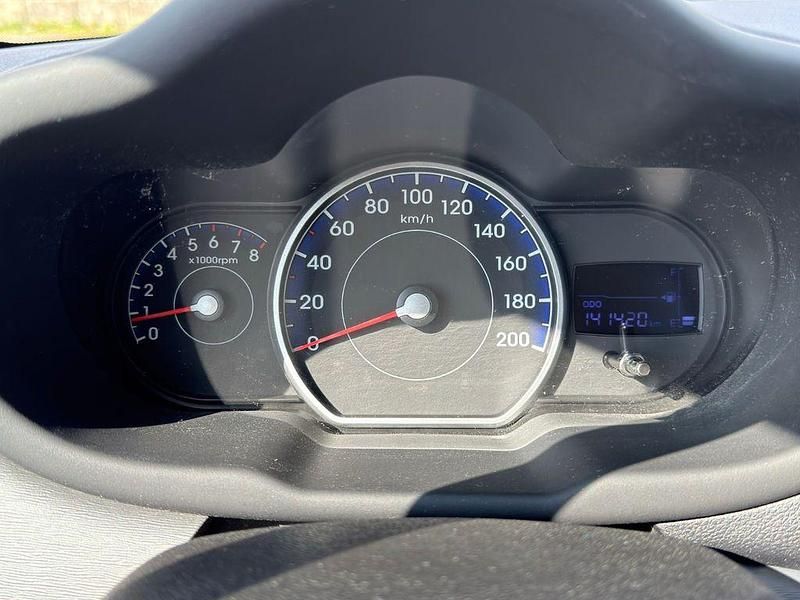 Gebraucht Hyundai i10 Edition 69 PS (50 kW) 2012 Silber Kleinwagen