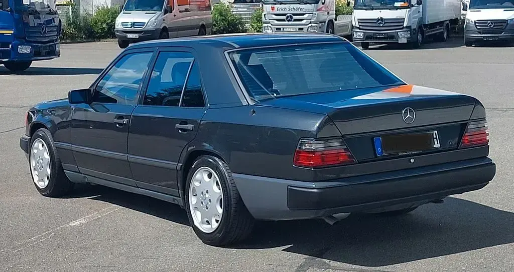 Gebraucht Mercedes 200 105 PS (77 kW) 1988 Schwarz Limousine