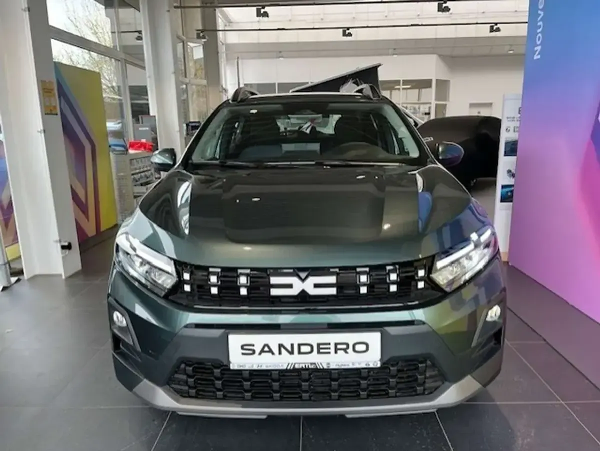 Neu Dacia Sandero Expression 110 PS (80 kW) 2026 Zedergrün Limousine
