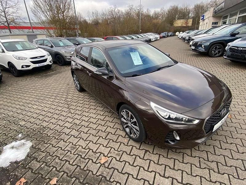Gebraucht Hyundai i30 Intro Edition 120 PS (88 kW) 2017 Demitasse brown / met Limousine