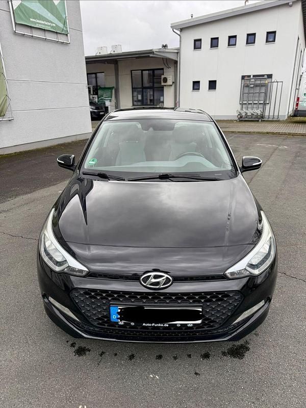 Gebraucht Hyundai i20 YES! Silver 84 PS (61 kW) 2015 Schwarz Kleinwagen